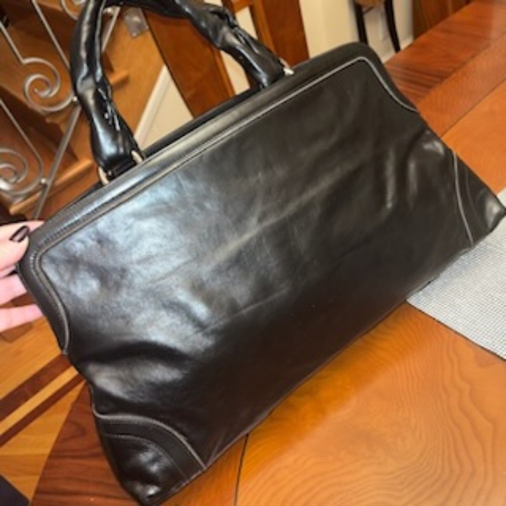 Gorgeous CHANEL handbag w/ large CC logo. Black shiny leather monili metal trim - Picture 15 of 16